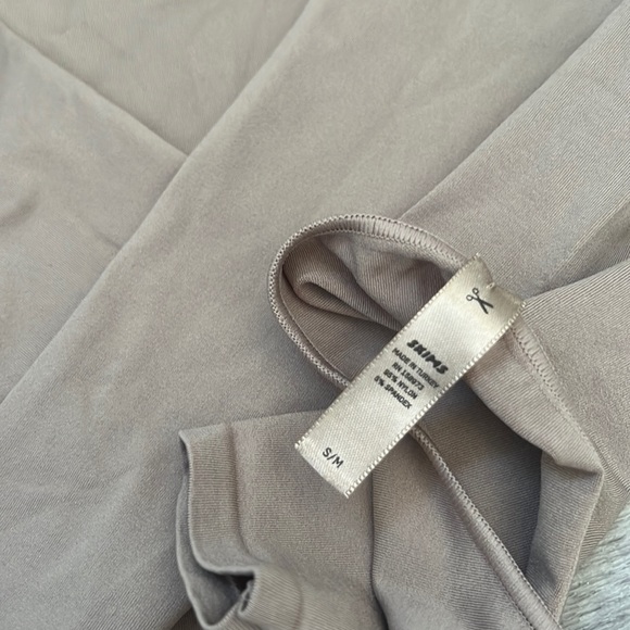 Skims Essential Long Sleeve Scoop Neck - Picture 7 of 10